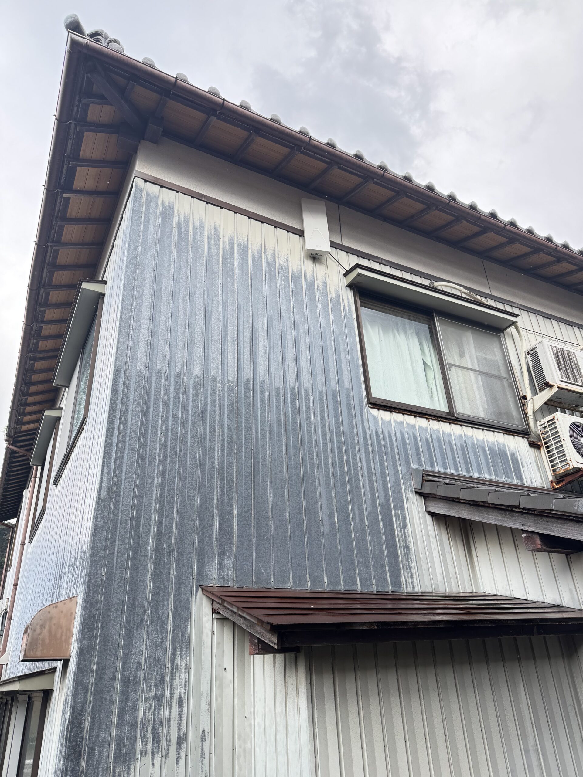 外壁に設置したホワイトのデザインアンテナ（施工後）