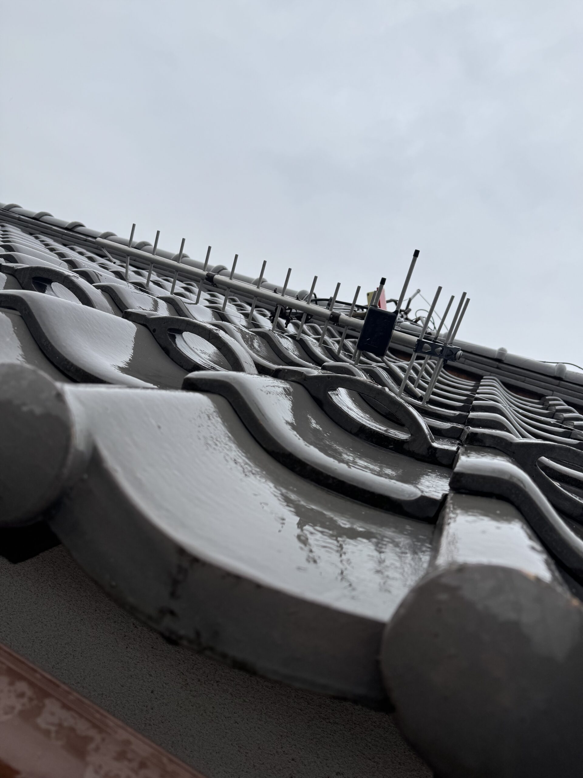 強風で倒れてしまった屋根上のアンテナ（施工前の状況）