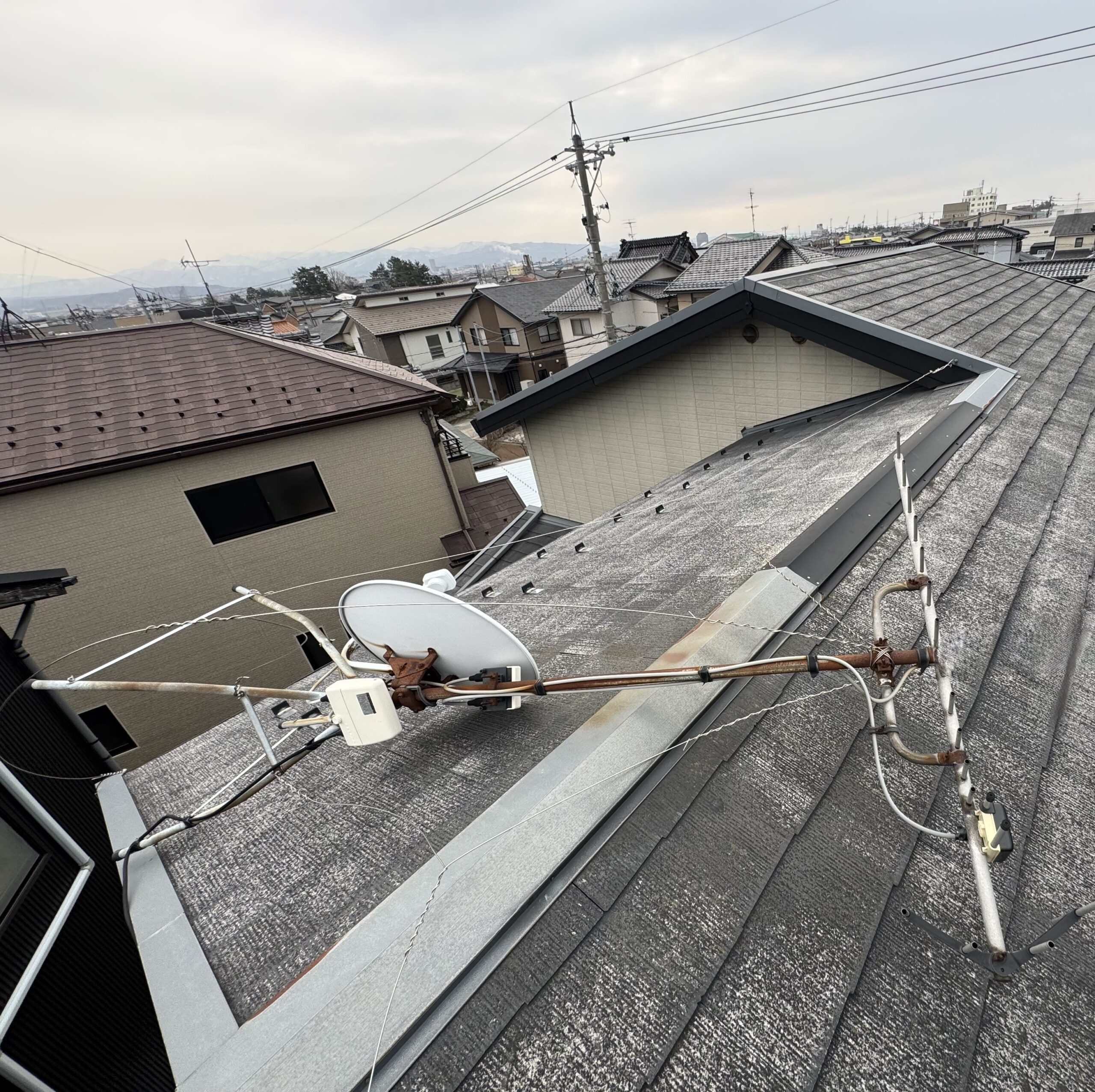 石川県内灘町で強風により屋根の上で倒れてしまった地デジアンテナの施工前の状態