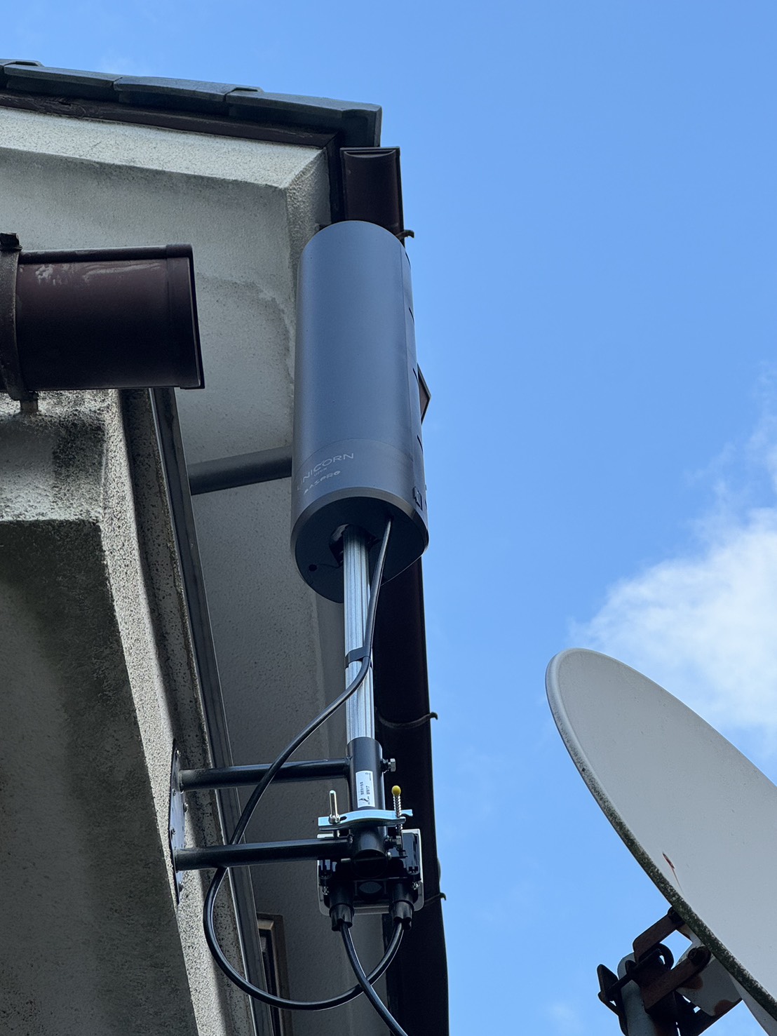 施工後：軒先付近に設置したユニコーンアンテナ（地デジ）のアップ
