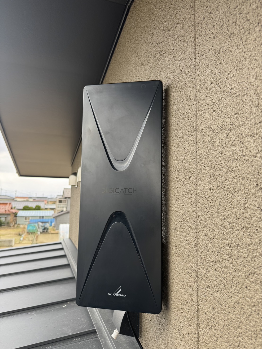 石川県小松市Y様邸 新築住宅の外壁に設置したブラックのデザインアンテナ