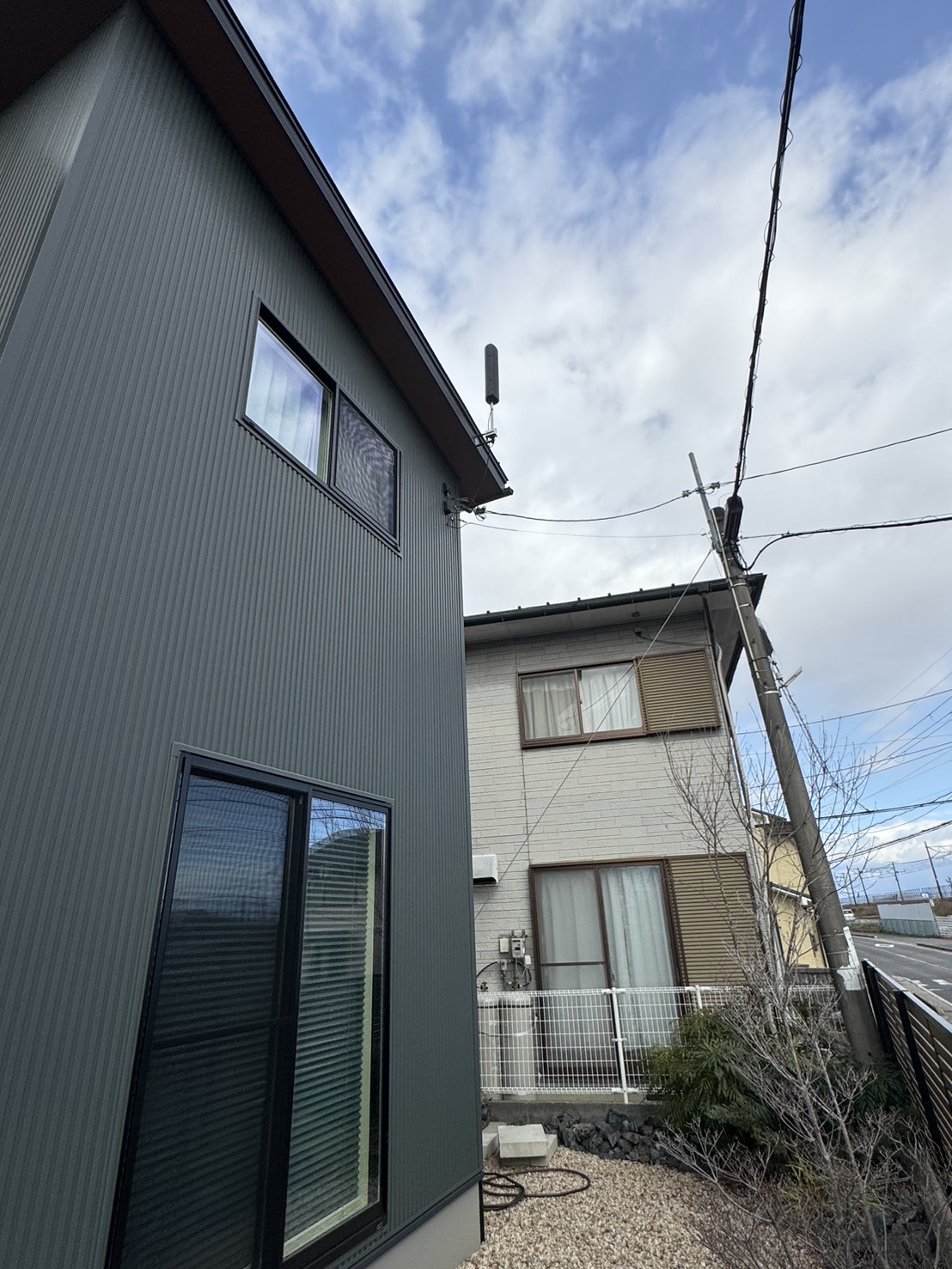 滋賀県竜王町W様邸で光テレビからアンテナへの切替工事を行う建物外観の様子(施工中)