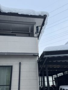 福井県越前市M様邸で大雪が残る屋根とアンテナ周辺の施工前の状況