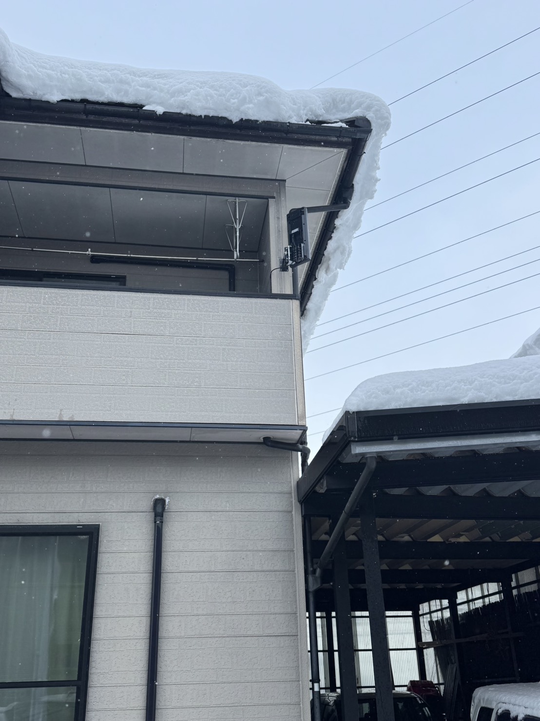 福井県越前市M様邸で大雪が残る屋根とアンテナ周辺の施工前の状況