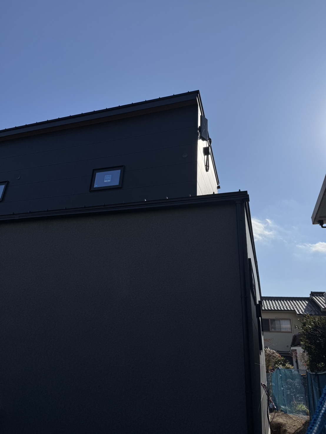 滋賀県大津市M様邸でブラックのデザインアンテナを外壁に設置した施工後の状態