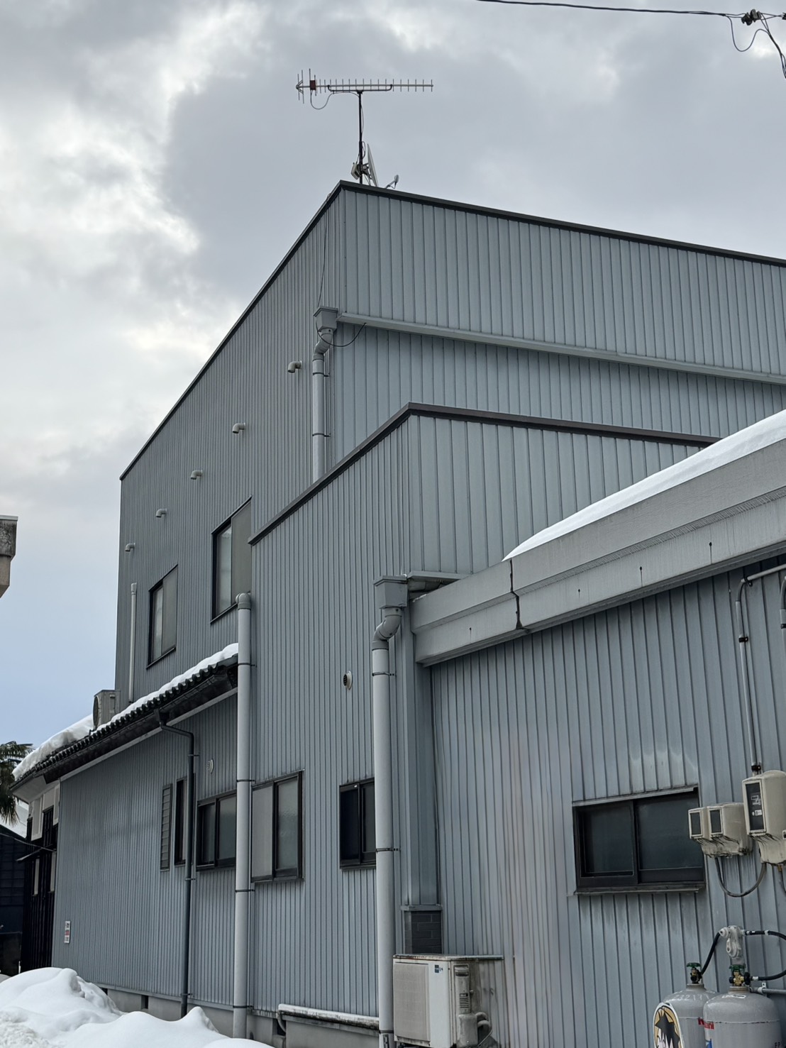 福井県鯖江市O様邸の3階屋根上に設置されていた地デジアンテナとBSアンテナの施工前状態