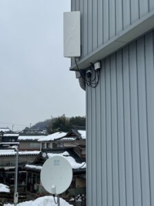 福井県鯖江市O様邸の3階屋根上に設置されていた地デジアンテナとBSアンテナの施工後の状態