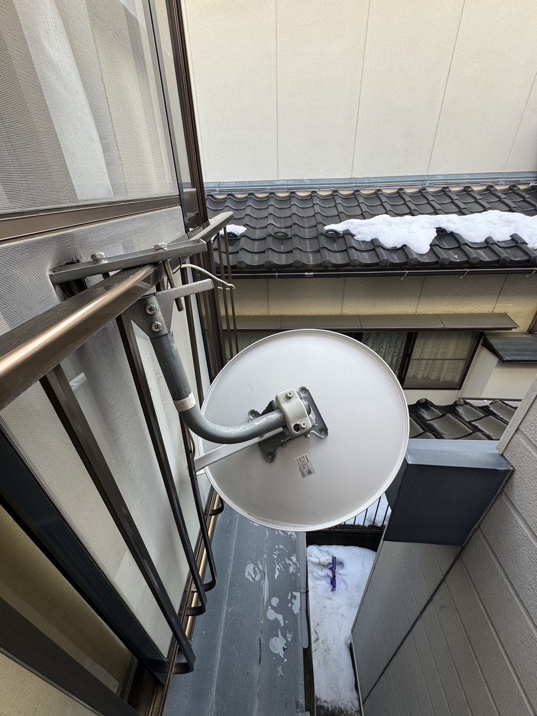 BSアンテナが落ちそうな状態(落雪後の現地状況)|石川県加賀市A様邸