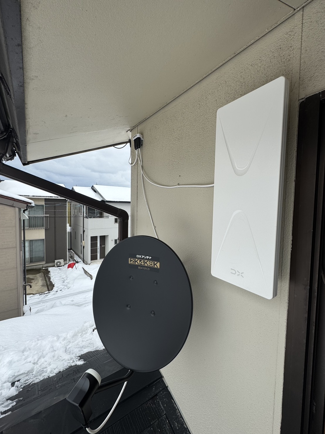 2階壁面に設置した地デジアンテナ（ホワイト）とBSアンテナ（ブラック）