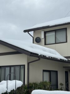 地デジアンテナとBSアンテナを2階壁面に設置した全景（雪のある住宅）