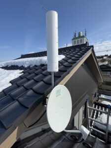 破風板に設置したユニコーンアンテナとBSアンテナの施工後