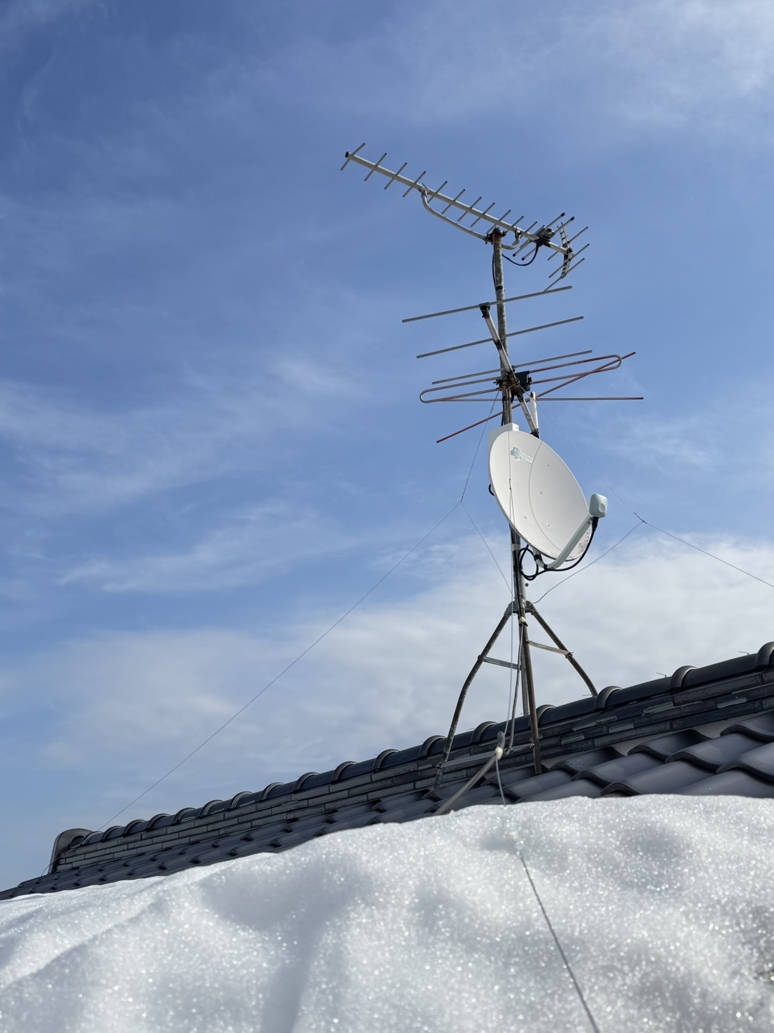 石川県金沢市K様邸の屋根上に設置された既存アンテナの全景
