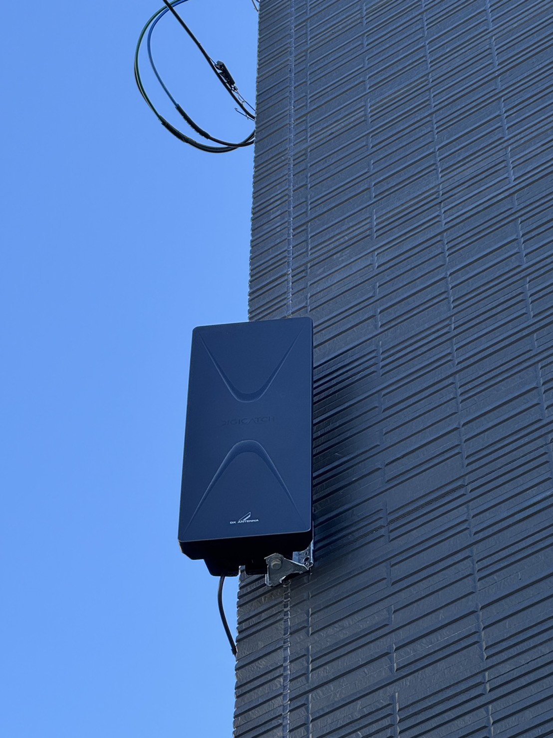 滋賀県大津市I様邸 外壁に設置したブラックのデザインアンテナ