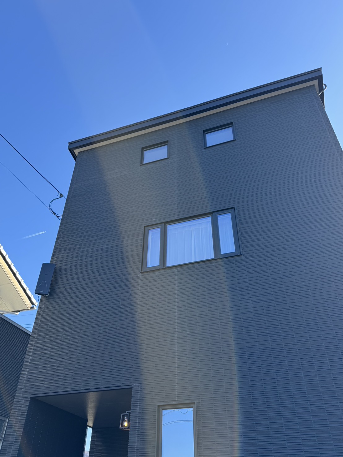 外壁の色に合わせたブラックデザインアンテナの取付後全景