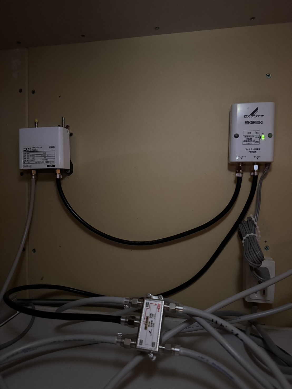 情報盤内に設置したブースターと分配器の接続状況