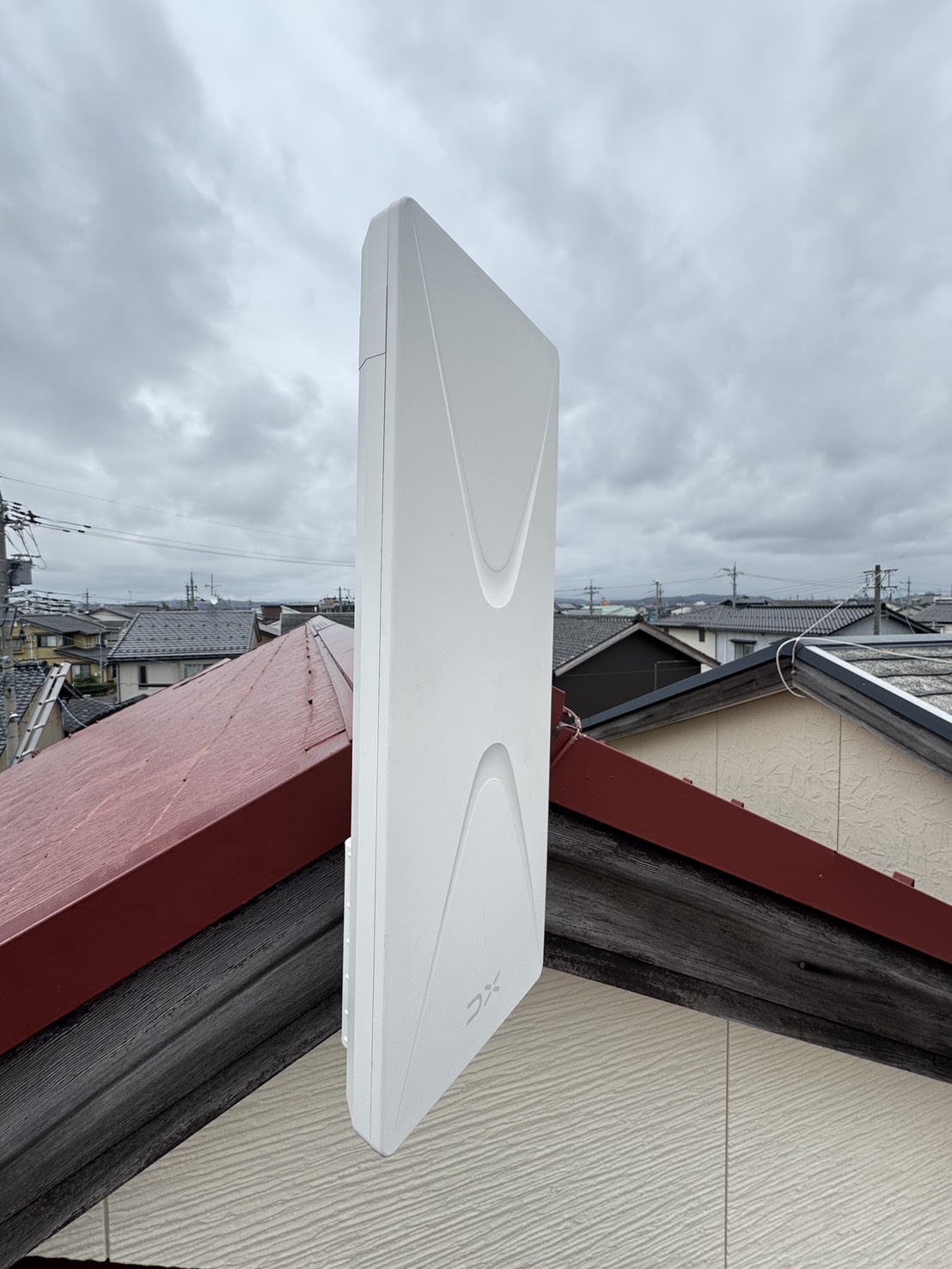 白のデザインアンテナ設置後の外観