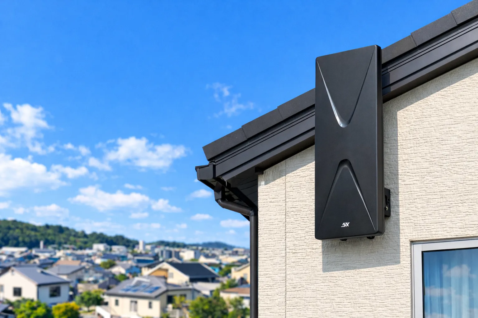 住宅の外壁に設置されたデザインアンテナ