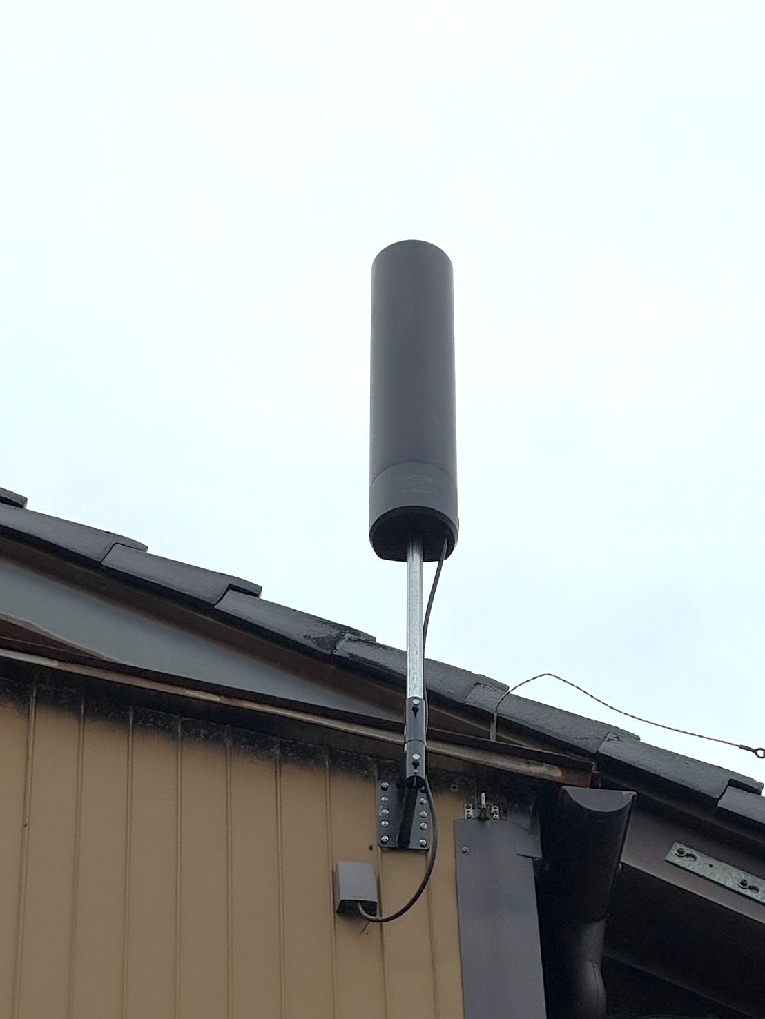 民宿の外壁に設置したユニコーンアンテナ