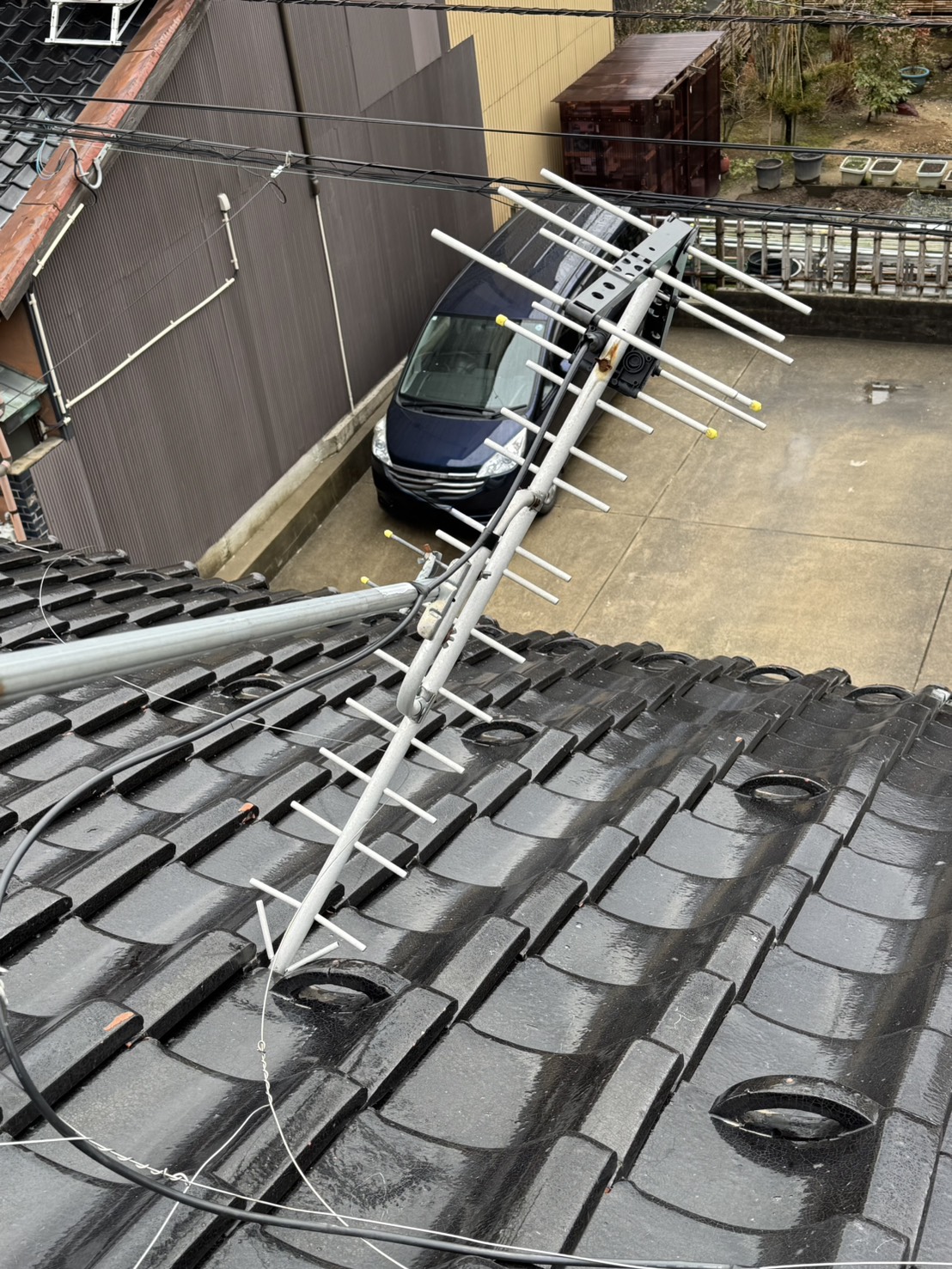 倒れて破損した八木式アンテナの撤去作業