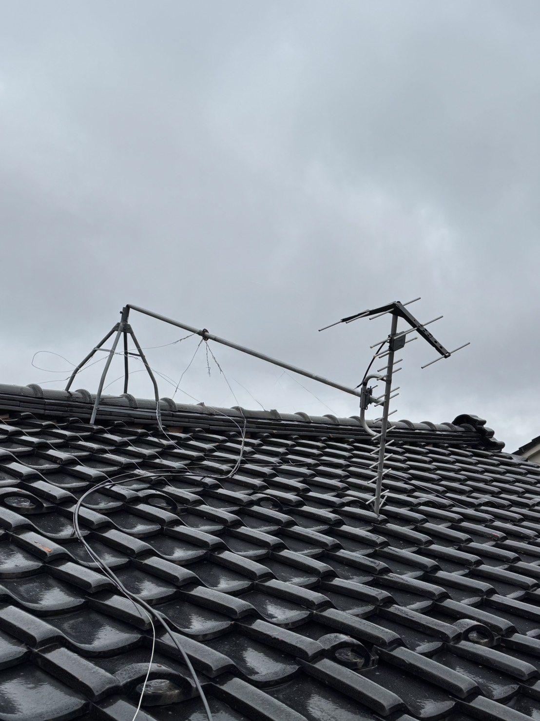 屋根上で倒れて損壊していたテレビアンテナの状況