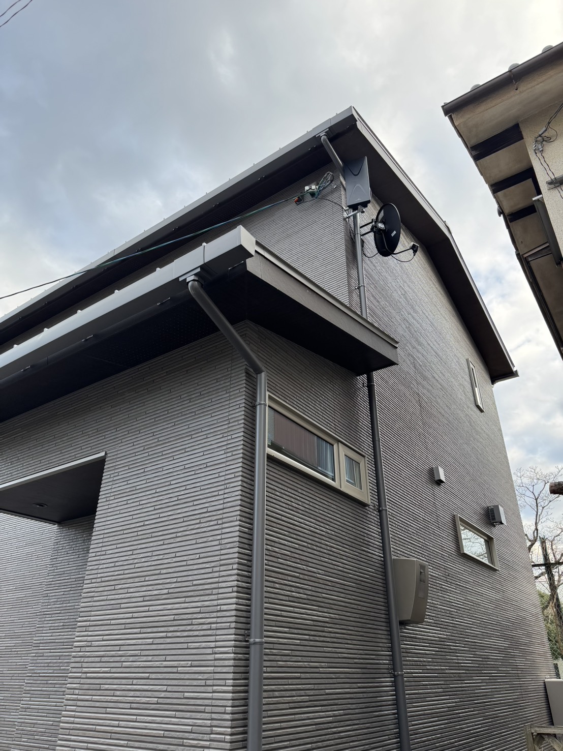 新築住宅の外壁に設置したデザインアンテナ