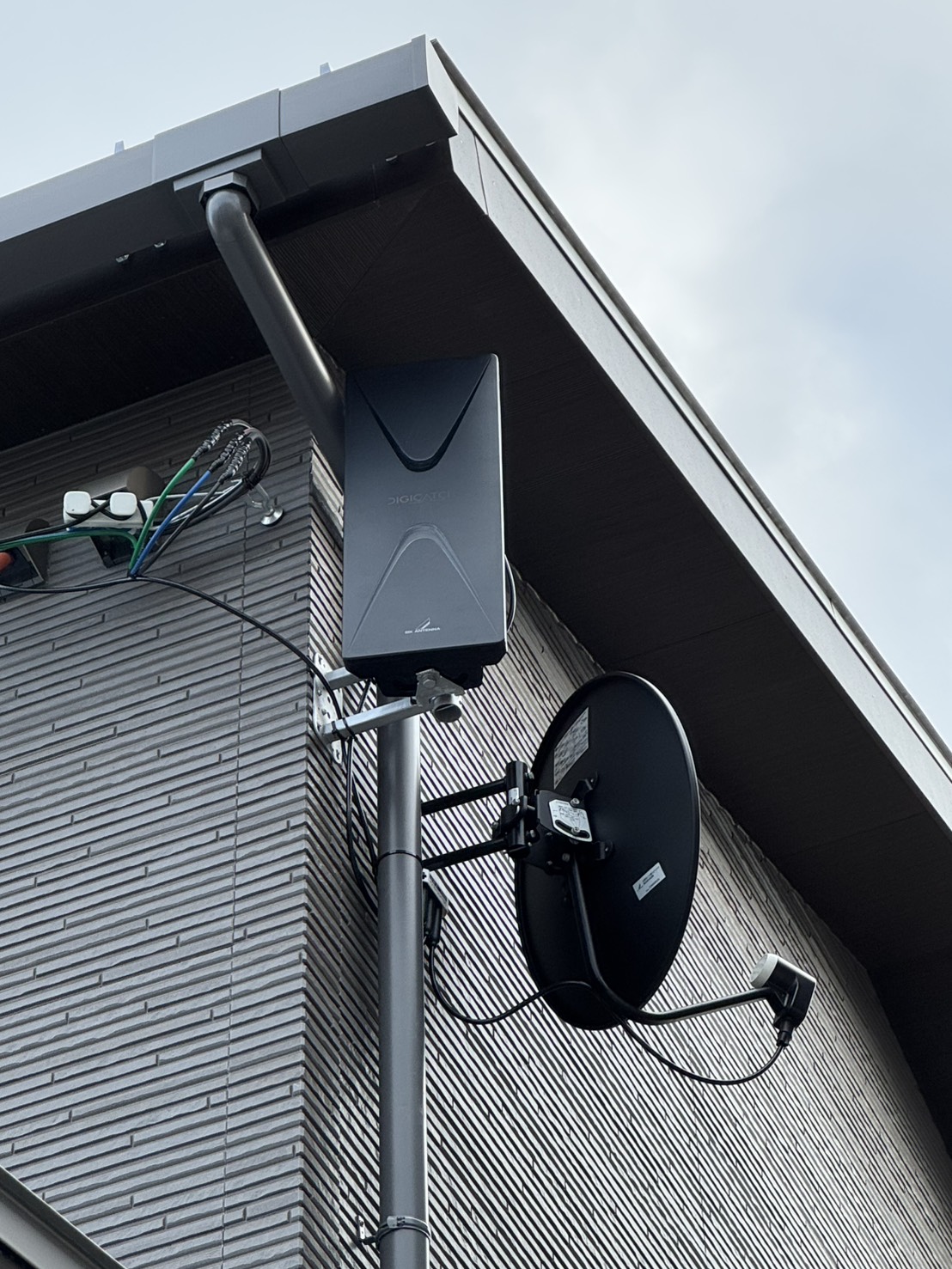 デザインアンテナとBSアンテナの同時設置