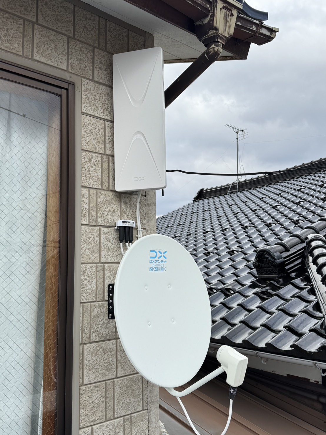 外壁に移設したBSアンテナとデザインアンテナ