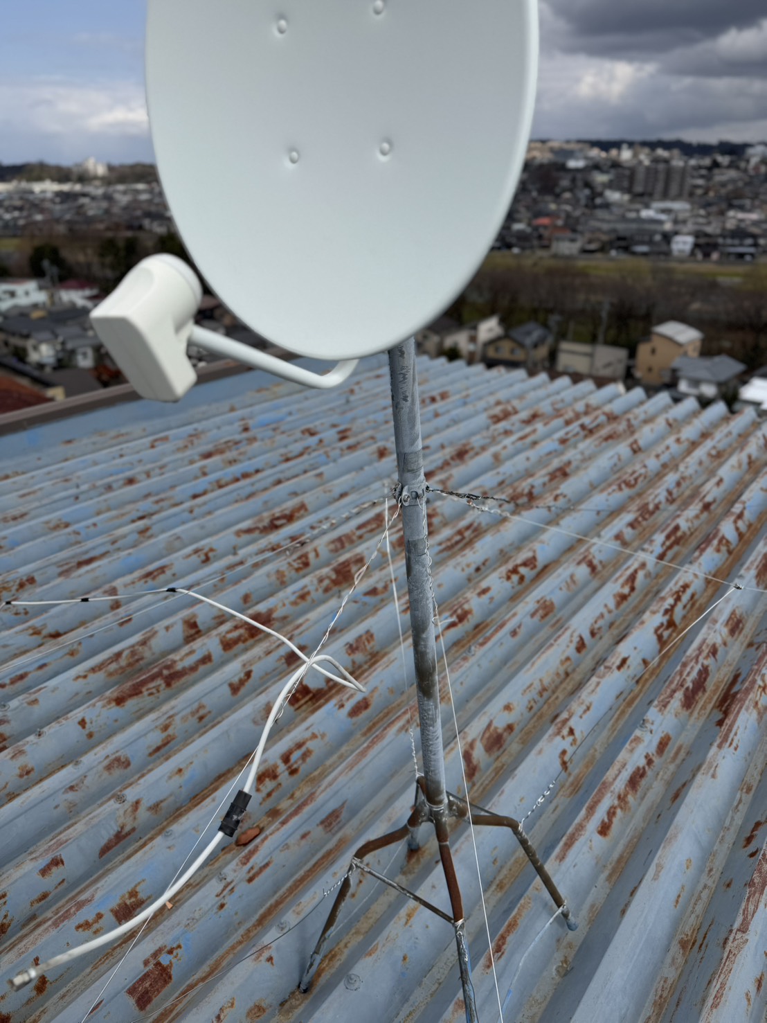 強風で角度が変わり受信できなくなったBSアンテナ