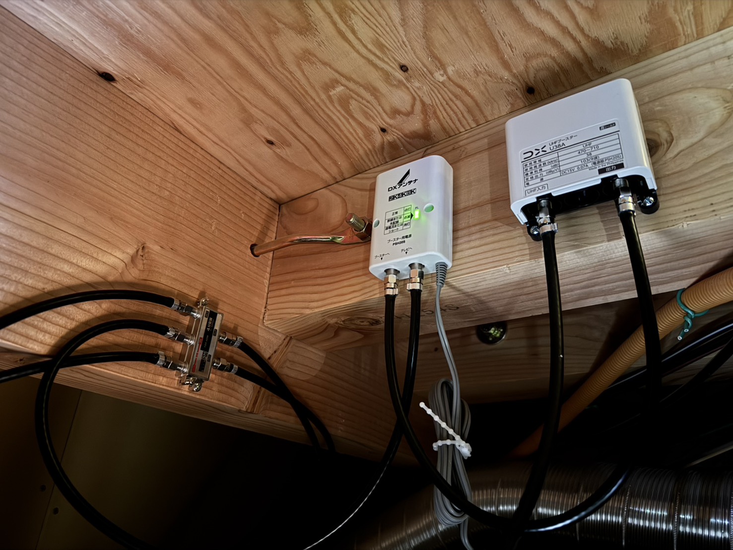 ユニコーンアンテナとブースター設置状況