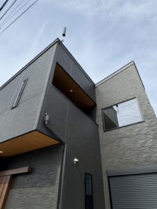 新築住宅の外壁に設置したブラックのユニコーンアンテナ