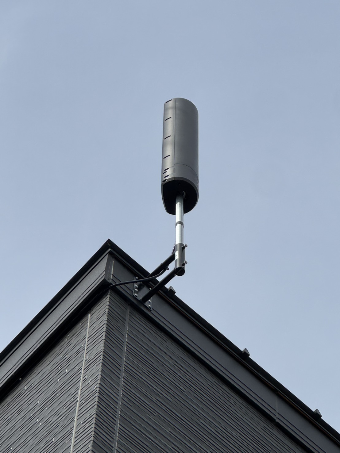 黒い外壁に合わせて設置したユニコーンアンテナ