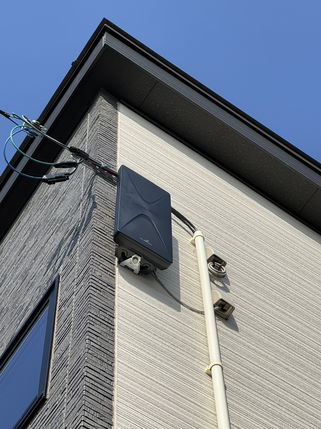 外壁に設置したブラックのデザインアンテナ