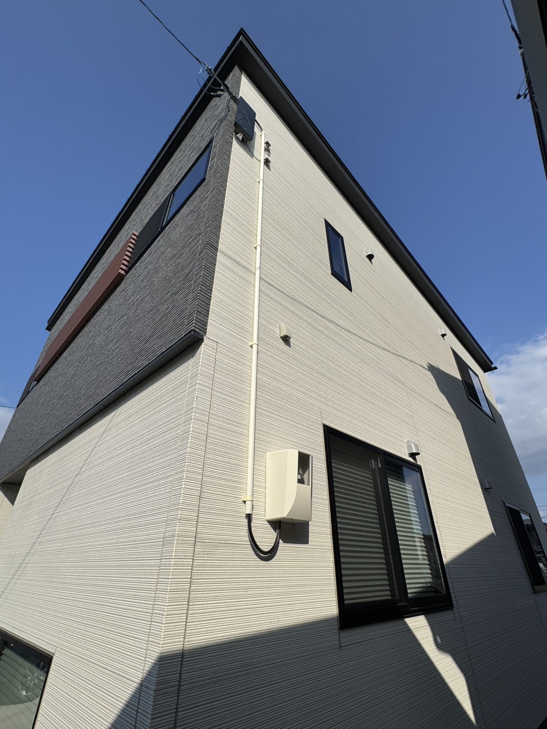 石川県羽咋市の住宅外壁に設置した地デジ平面アンテナ