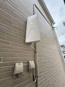 外壁に設置したホワイトのデザインアンテナ
