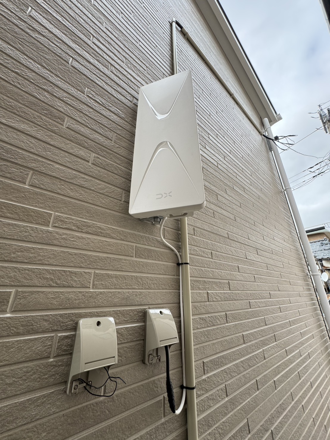 外壁に設置したホワイトのデザインアンテナ