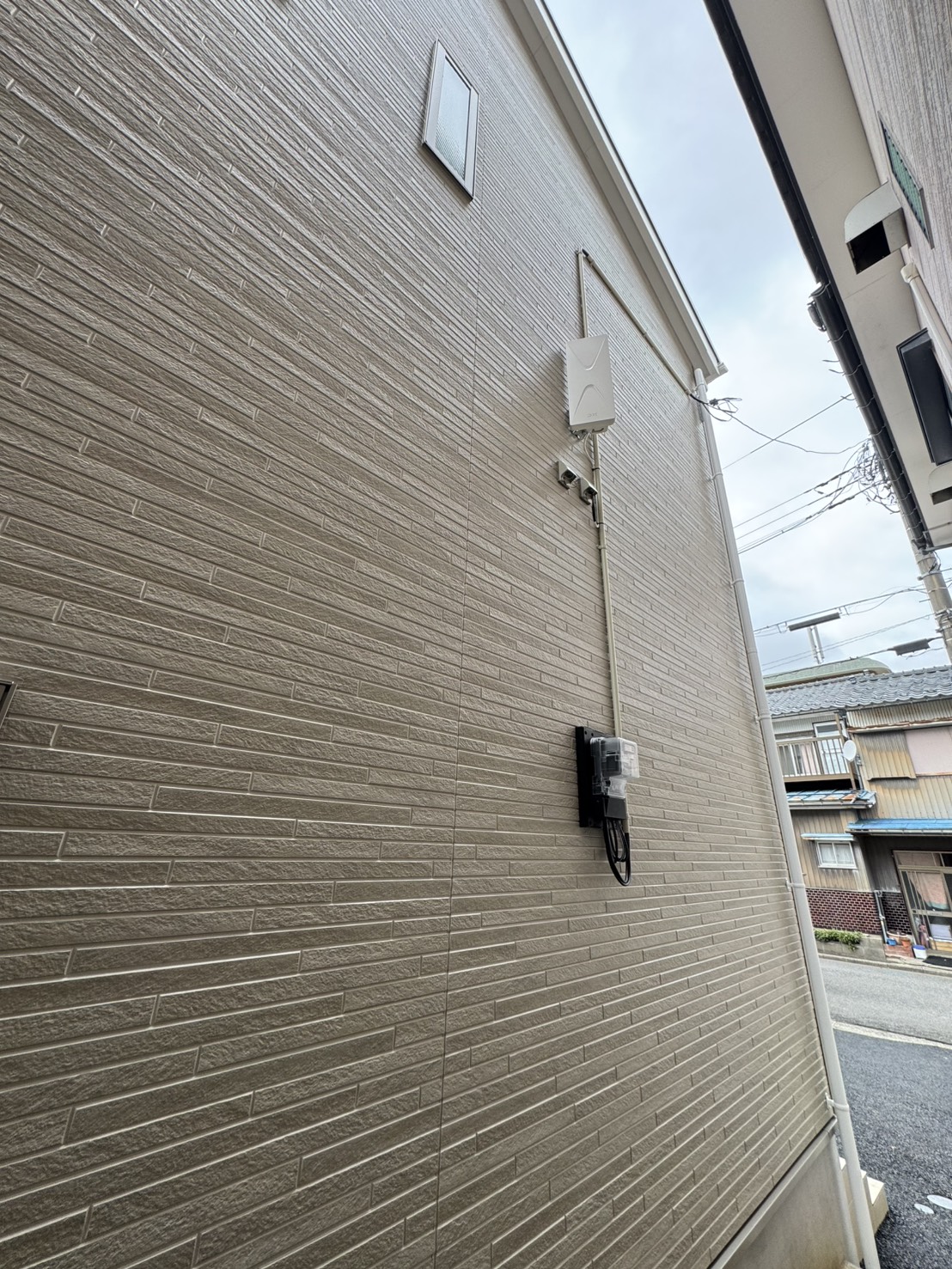 住宅外壁の目立たない位置に設置した地デジアンテナ