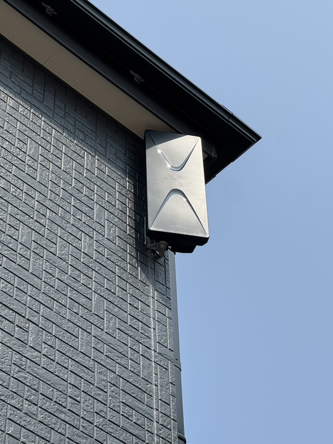 軒下に設置したブラック平面アンテナのアップ写真