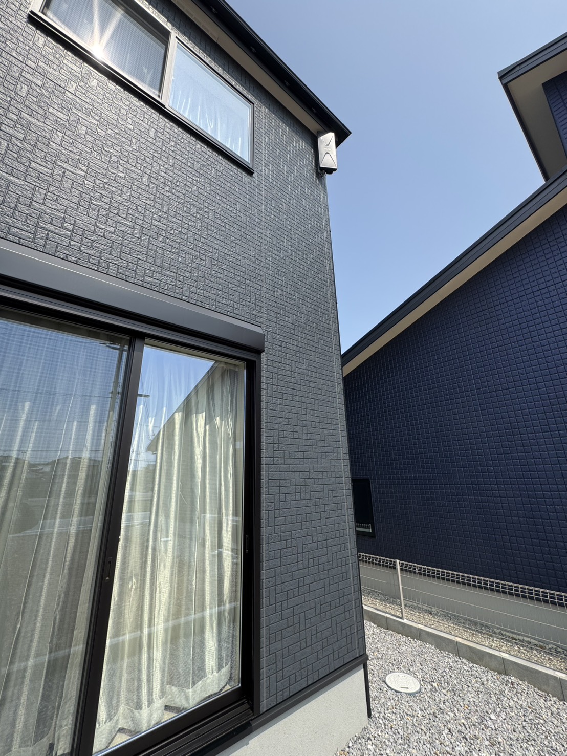 建物外壁に沿って施工されたアンテナ配線の様子