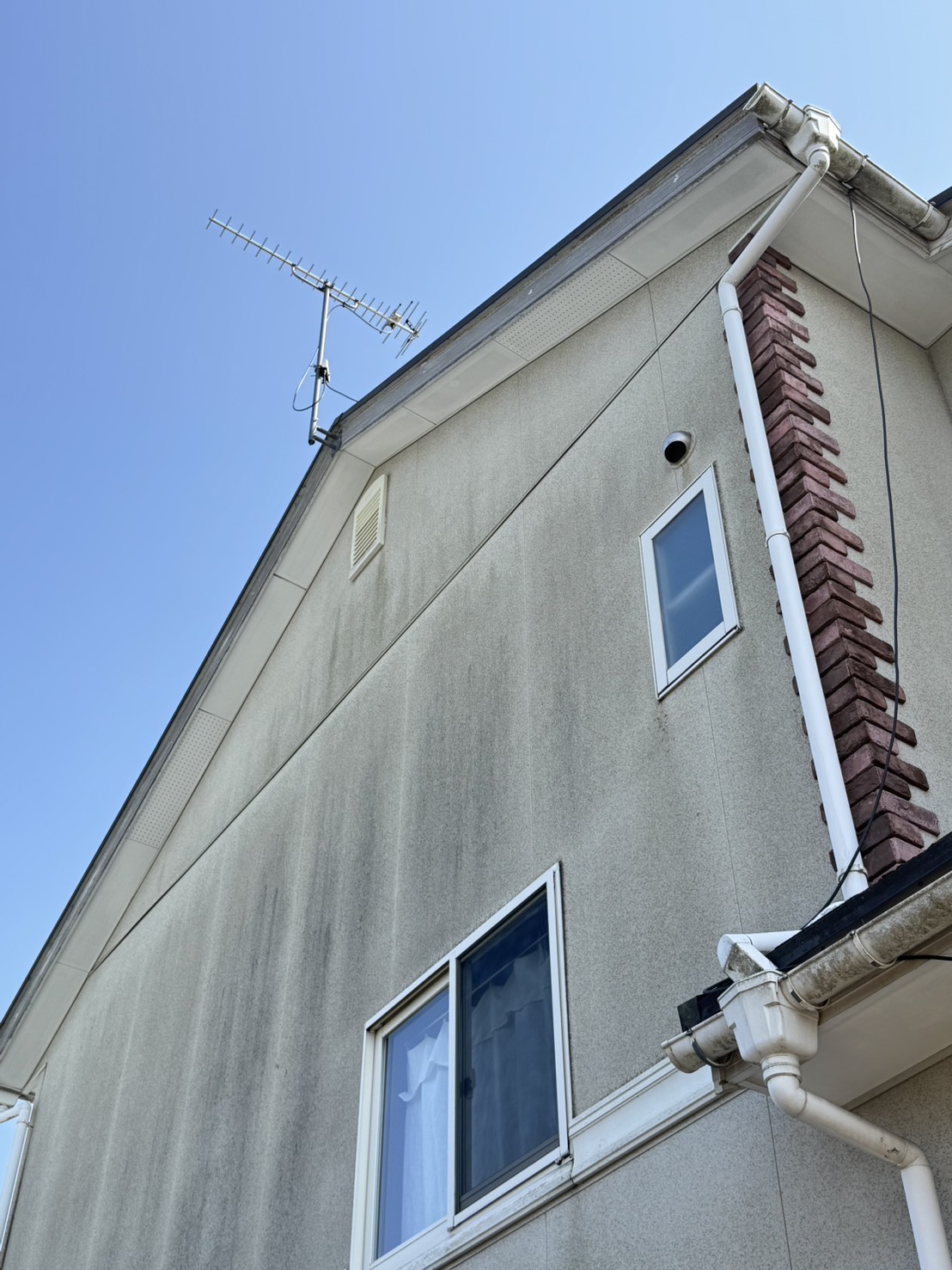 外壁高所に設置された既設の八木アンテナの様子