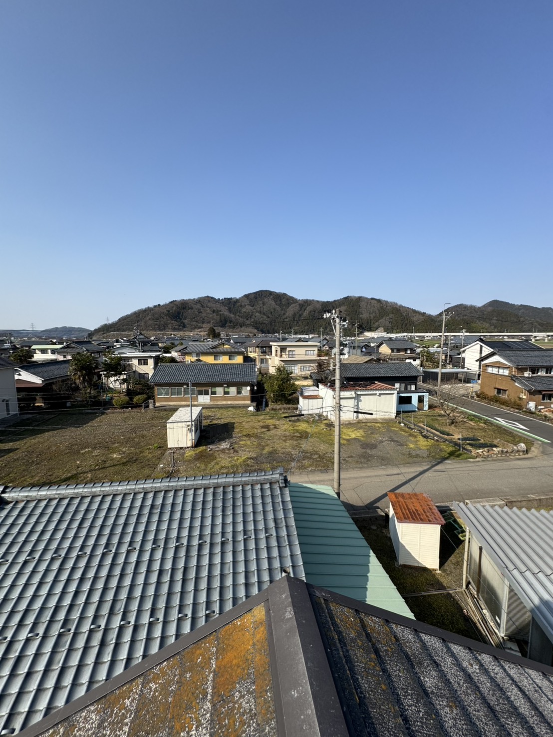 屋根上から見た周辺環境と既設アンテナの受信方向確認