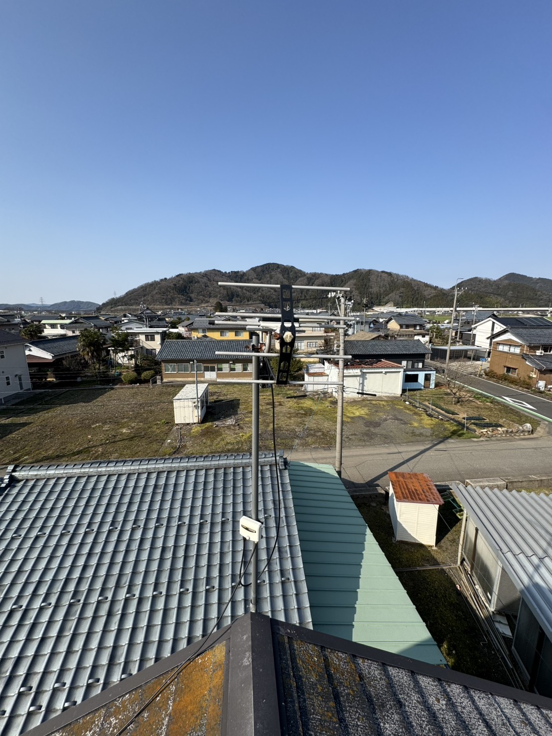 撤去前の屋根上に設置された八木アンテナの状態