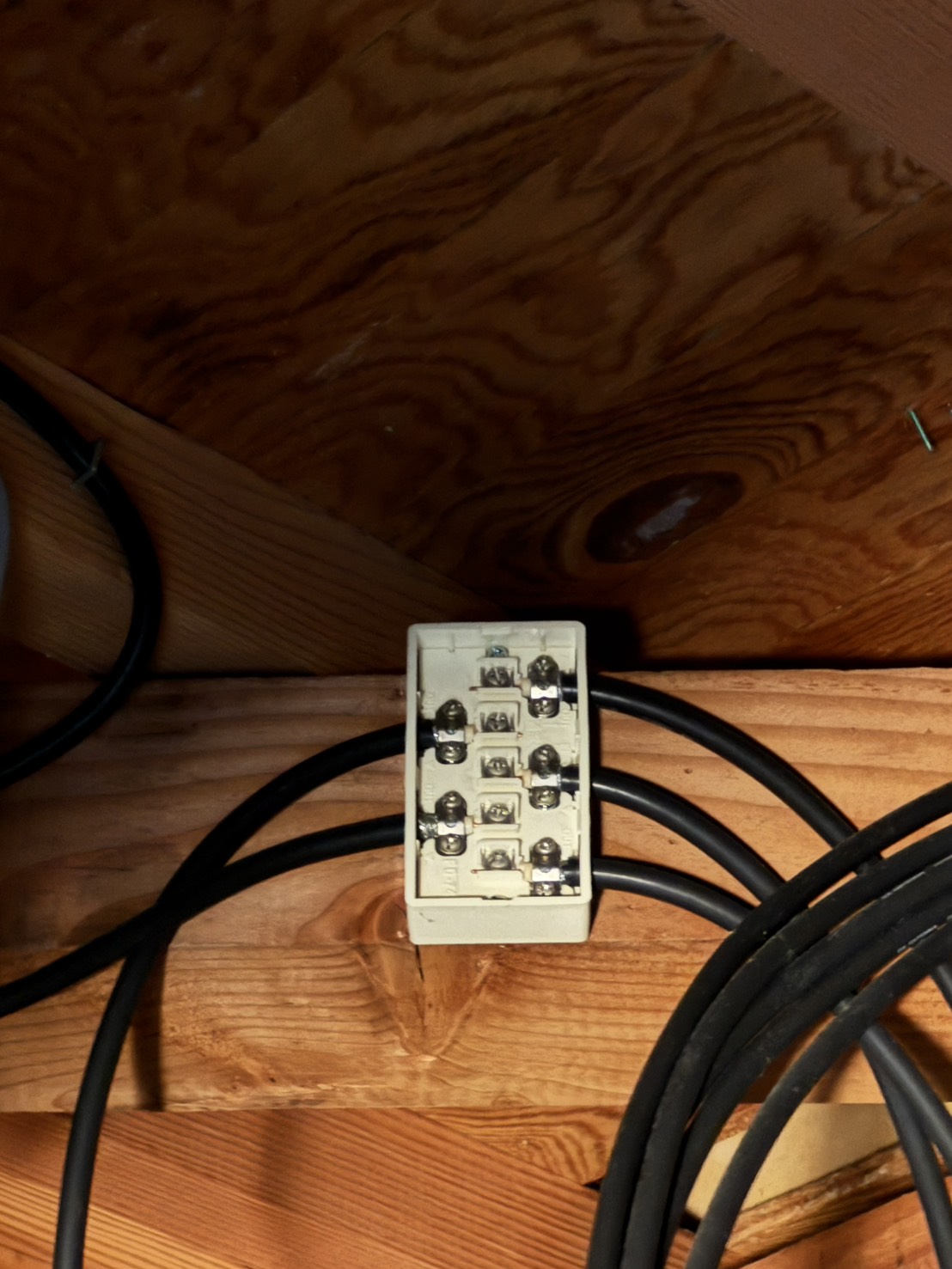 経年劣化した分配器と配線の様子