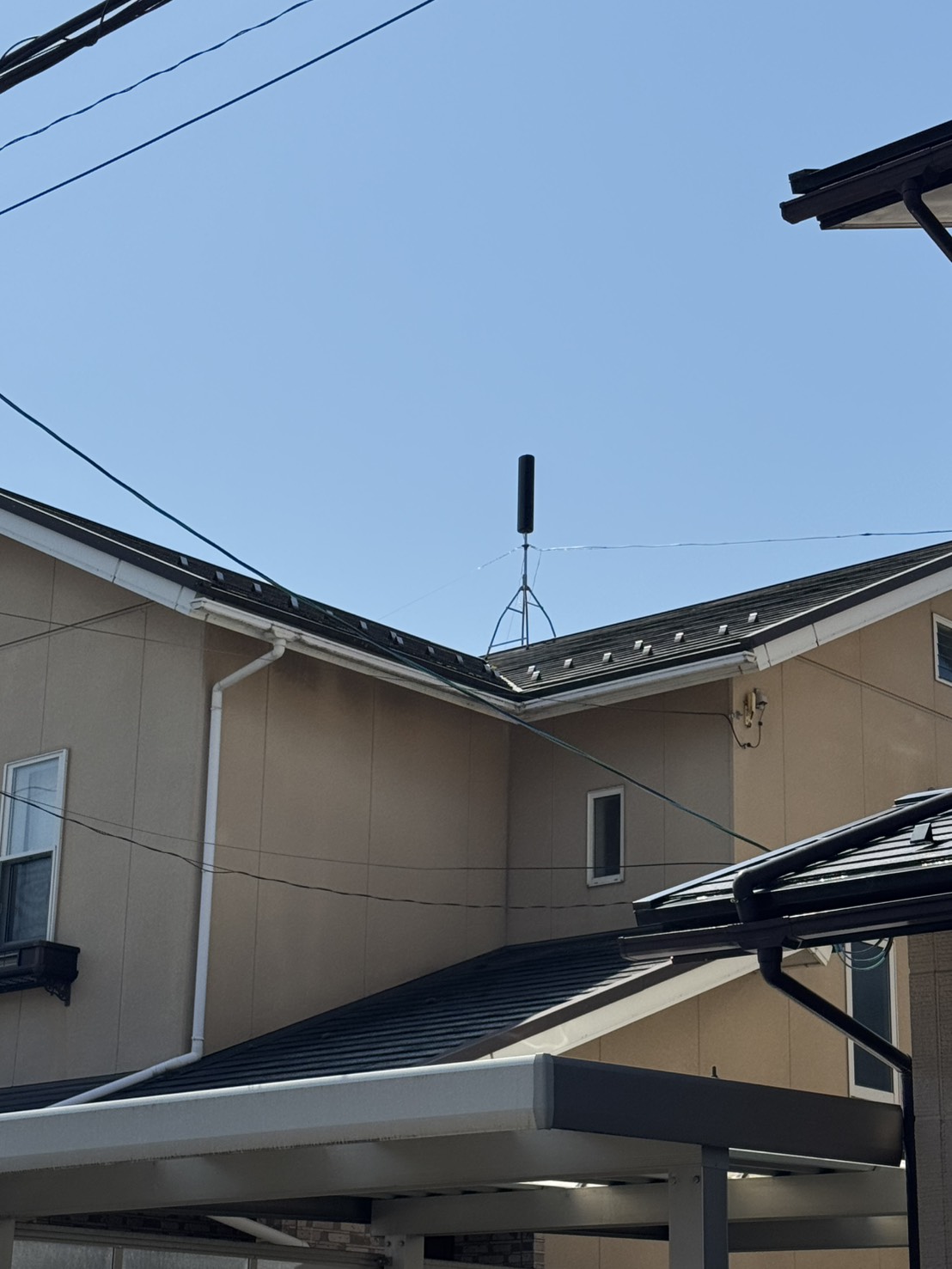 屋根上に設置したユニコーンアンテナの全景