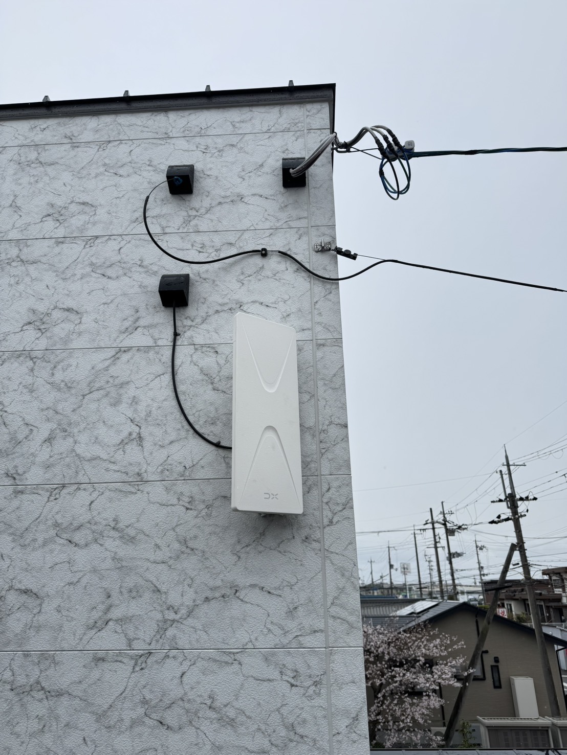 外壁に取り付けた白色の平面アンテナの設置状況