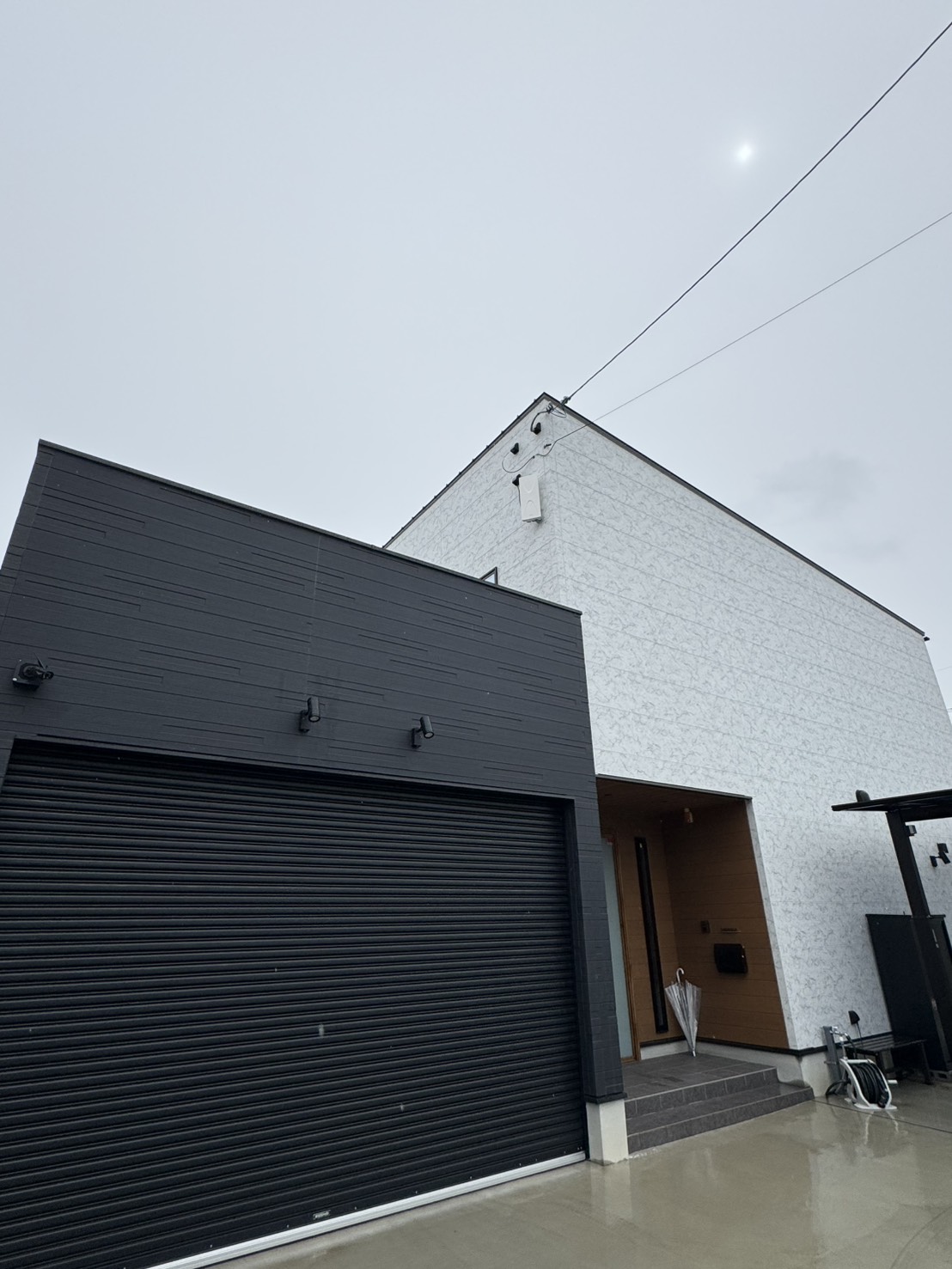 外壁に設置されたデザインアンテナと住宅外観