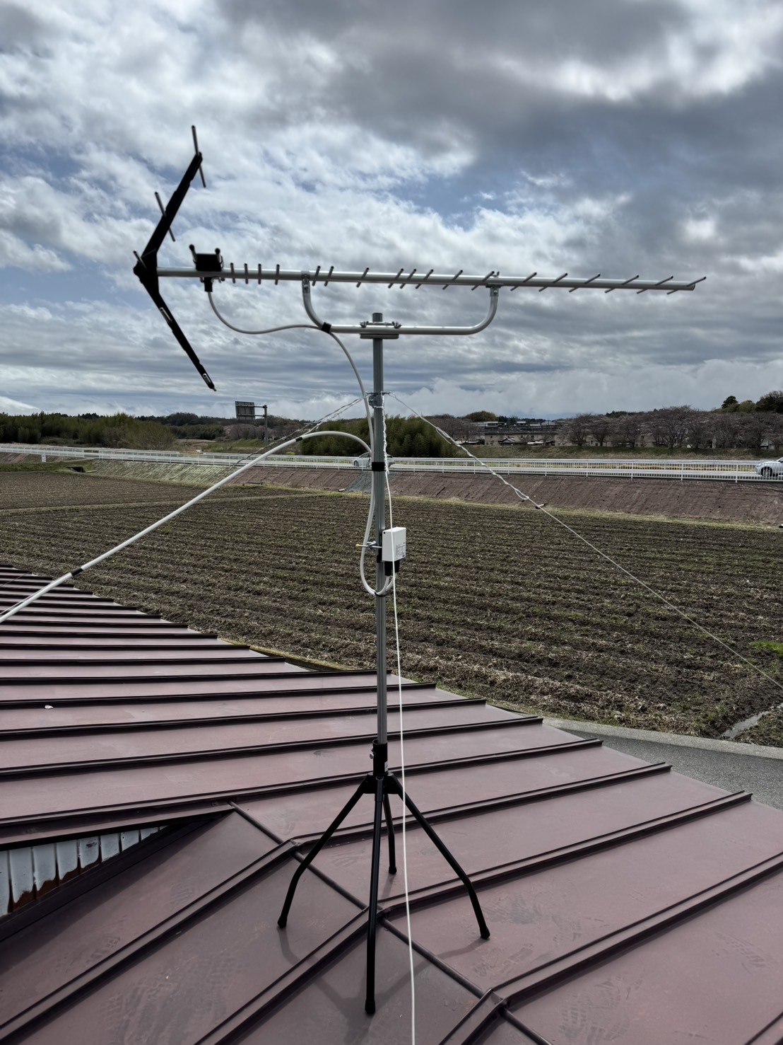 屋根上に設置されている既設の地デジアンテナの様子