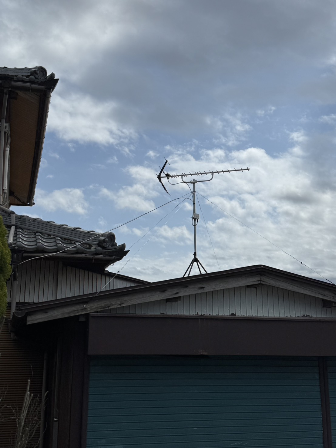 屋根上に設置されたアンテナと周辺環境の様子
