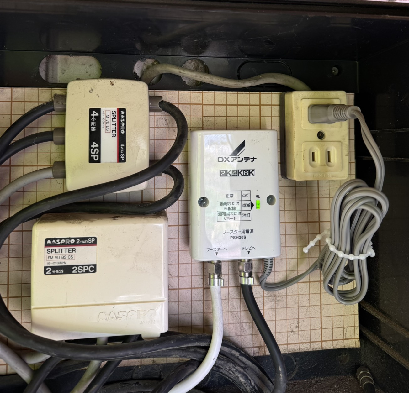 ブースター電源部と分配器の設置状況