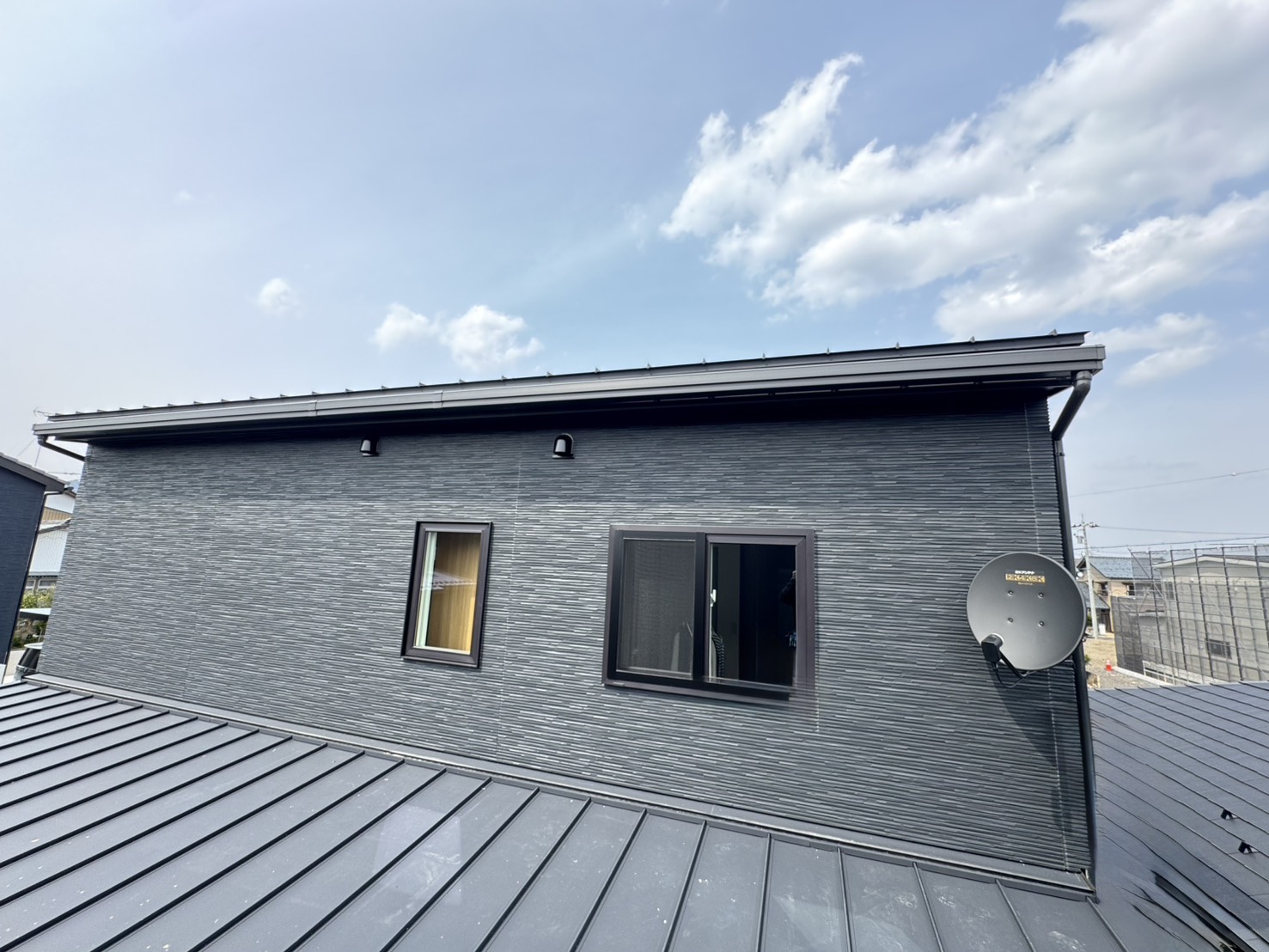 屋根上から見た周辺環境と電波受信方向の確認風景