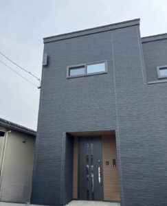 外観に馴染むブラックのデザインアンテナを設置した住宅外観